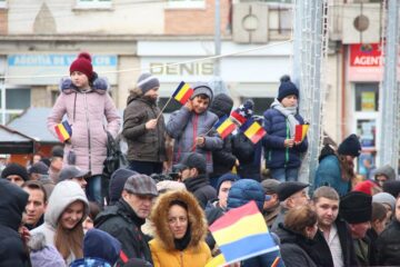 Mii de persoane au sărbătorit Ziua Națională a României în centrul Sucevei