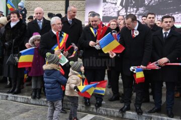 Mii de persoane au sărbătorit Ziua Națională a României în centrul Sucevei