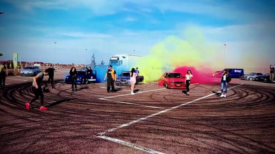 Un rapper originar din Rădăuți a creat Tricolorul din fumul anvelopelor într-un videoclip lansat de Ziua Națională