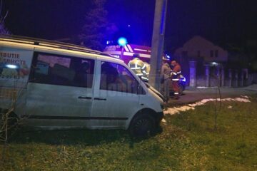 Șoferul beat a intrat cu mașina în stâlp