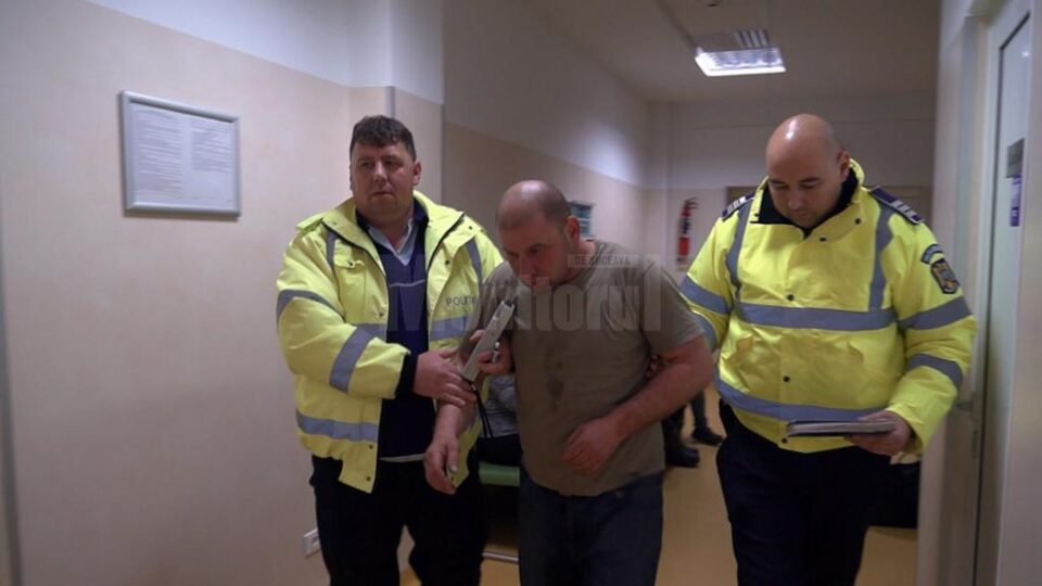 La spital, a fost nevoie ca șoferul să fie sprijinit de polițiști