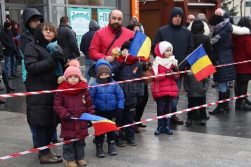 Mii de persoane au sărbătorit Ziua Națională a României în centrul Sucevei