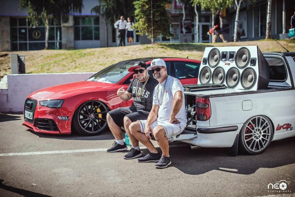 Un rapper originar din Rădăuți a creat Tricolorul din fumul anvelopelor într-un videoclip lansat de Ziua Națională