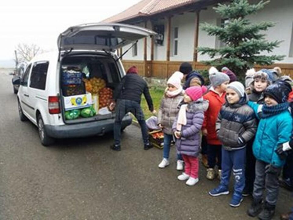 Beneficiarii acestei campanii sociale au fost elevi cu o situație materială precară Beneficiarii acestei campanii sociale au fost elevi cu o situație materială precară