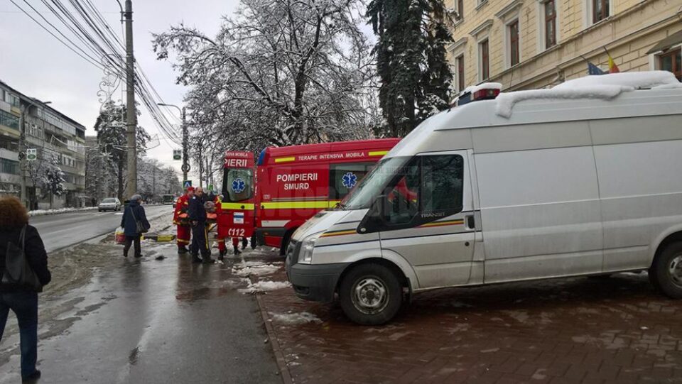 O ambulanță SMURD l-a preluat pe bătrân și l-a dus imediat la Spitalul de Urgență Suceava O ambulanță SMURD l-a preluat pe bătrân și l-a dus imediat la Spitalul de Urgență Suceava