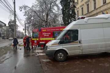 O ambulanță SMURD l-a preluat pe bătrân și l-a dus imediat la Spitalul de Urgență Suceava