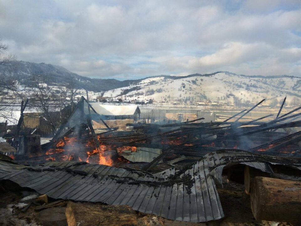 Un incendiu a distrus clădirea unui gater din satul Plutonița