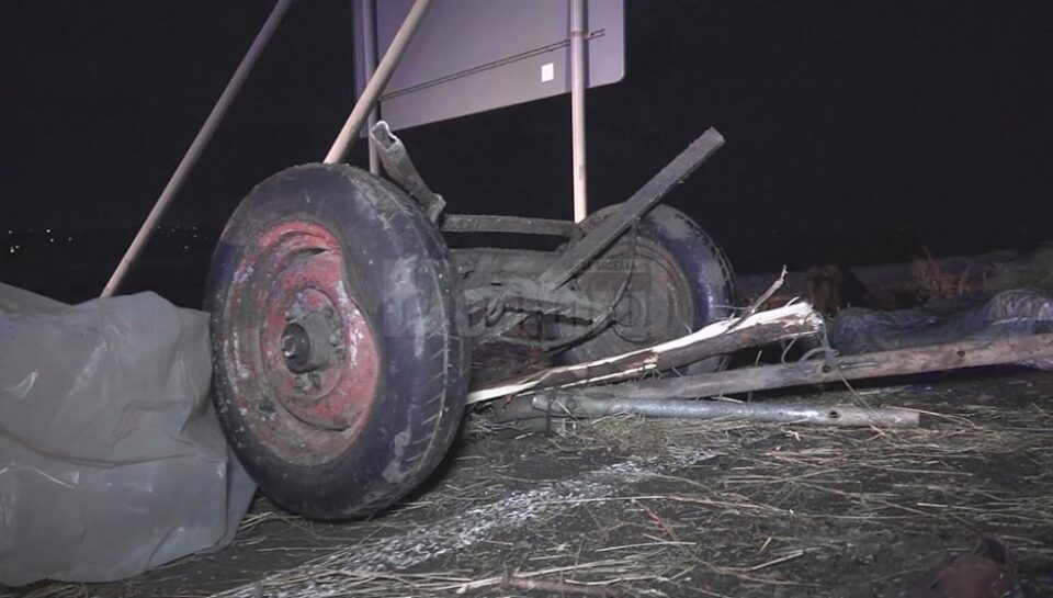 Un șofer de 20 de ani, băut, s-a izbit cu mașina într-o căruță și a fugit