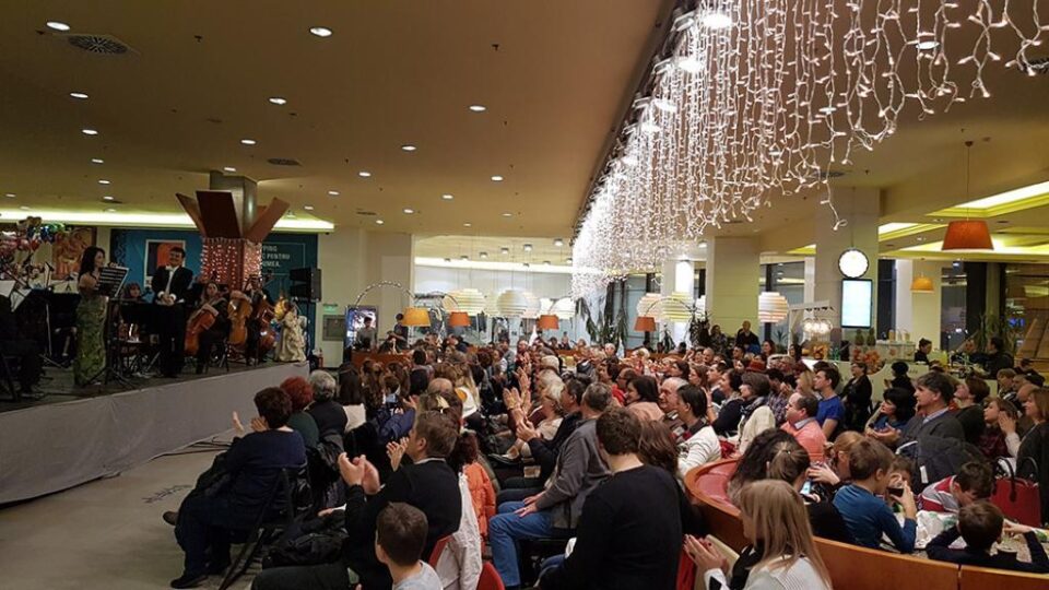 Magia sărbătorilor, trăită în ritmurile muzicii artiștilor Filarmonicii de Stat Botoșani