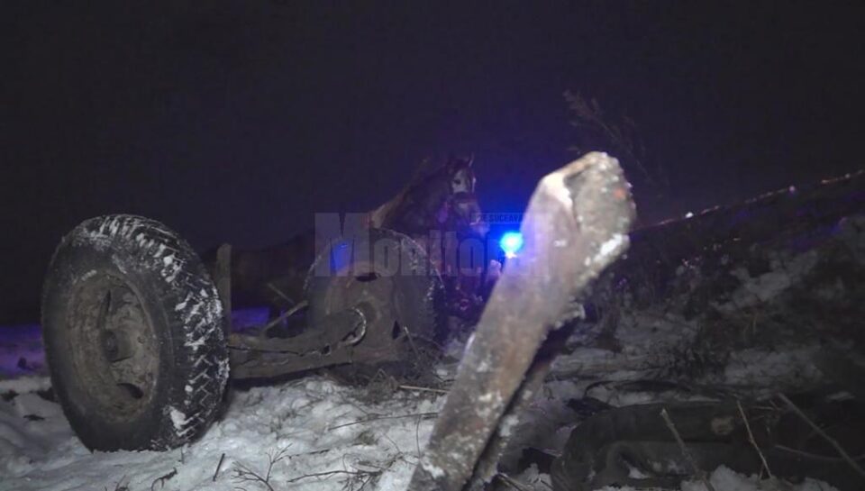 Un șofer de 20 de ani, băut, s-a izbit cu mașina într-o căruță și a fugit