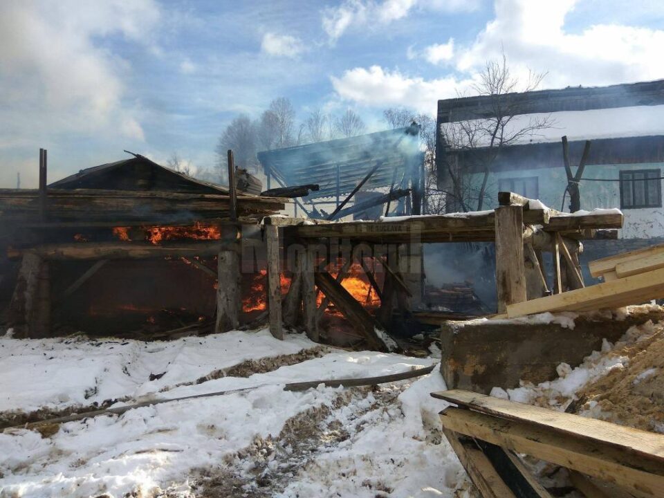 Un incendiu a distrus clădirea unui gater din satul Plutonița