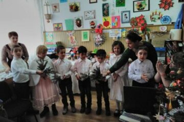 Copiii de la Centrul Școlar de Educație Incluzivă Suceava l-au întâmpinat pe Moș Nicolae