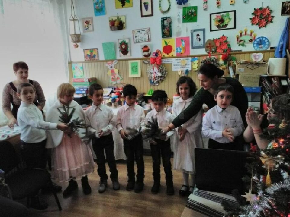 Copiii de la Centrul Școlar de Educație Incluzivă Suceava l-au întâmpinat pe Moș Nicolae