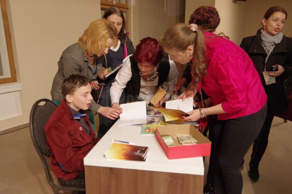 Sebi Crăciun, înconjurat de zeci de prieteni la lansarea celui de-al cincilea volum de poezii, „DEmers”