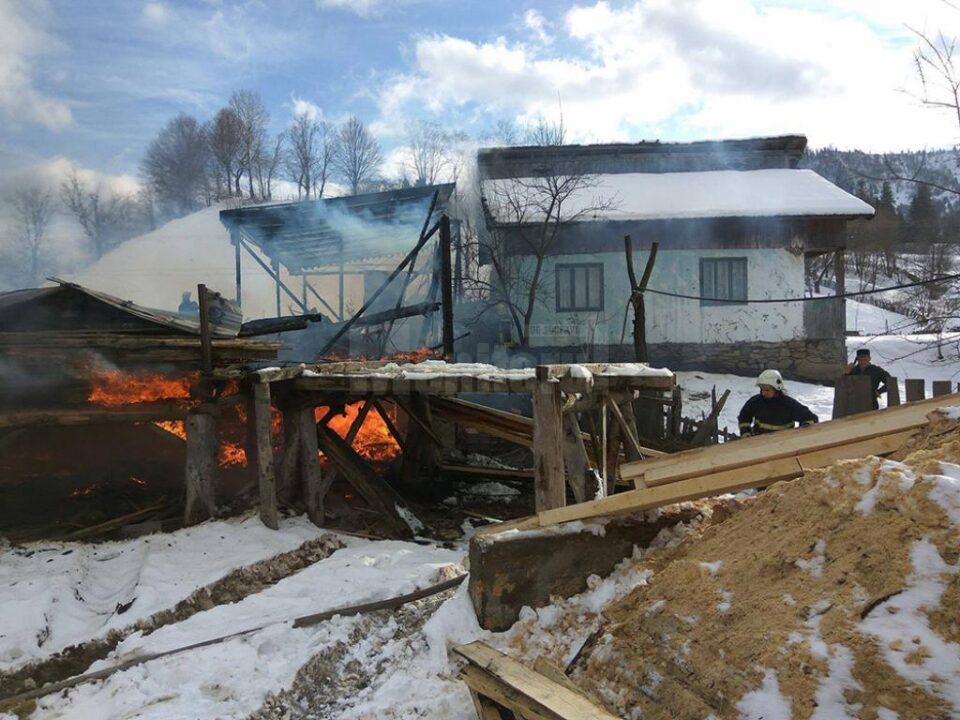 Flăcările au distrus întreaga clădire a gaterului
