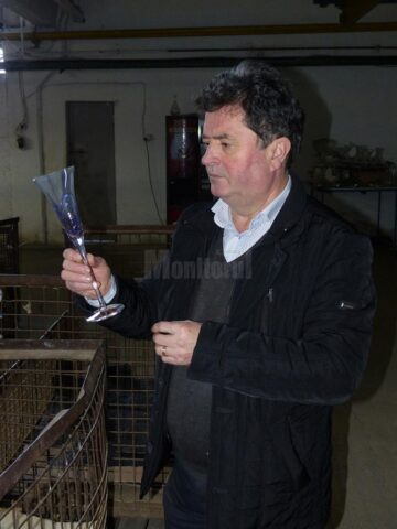 Managerul Stil Glass, Vasile Turculeț, verificând produsele finite