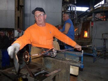Formă și culoare în arta prelucrării sticlăriei manuale la Stil Glass Suceava