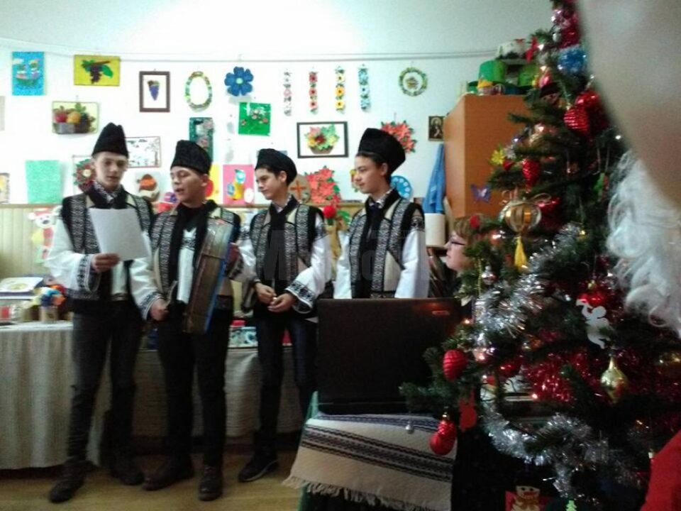 Copiii de la Centrul Școlar de Educație Incluzivă Suceava l-au întâmpinat pe Moș Nicolae
