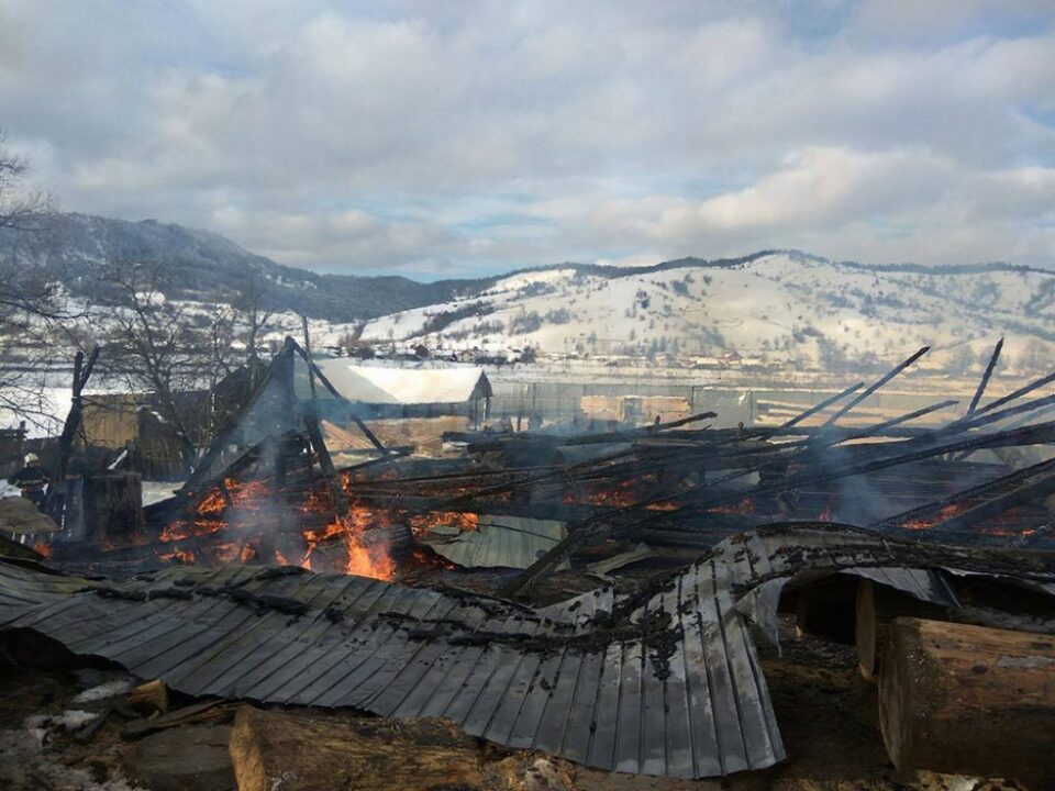 În urma incendiului, clădirea din lemn acoperită cu tablă s-a prăbușit la pământ