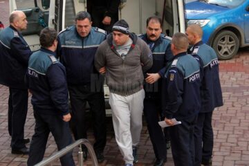 Alexandru Huțuleac, în timp ce era dus în fața magistraților de la Tribunalul Suceava, cu propunere de arestare preventivă