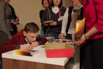 Sebi Crăciun, înconjurat de zeci de prieteni la lansarea celui de-al cincilea volum de poezii, „DEmers”