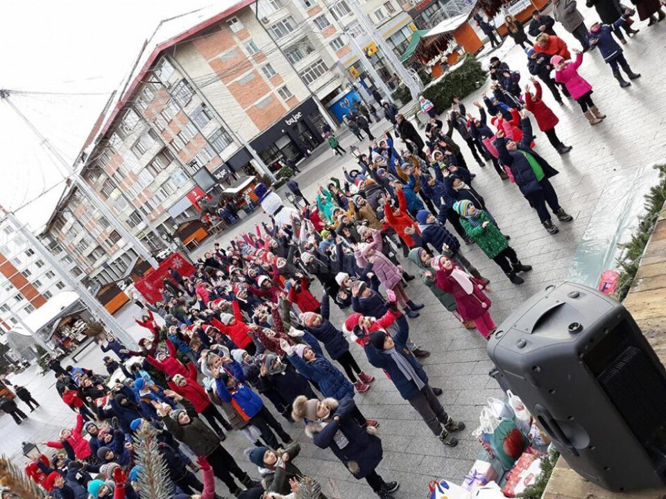 Aproximativ 150 de copii s-au adunat lângă bradul din centrul municipiului Suceava și au realizat un dans sincron, un flashmob