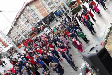 Aproximativ 150 de copii s-au adunat lângă bradul din centrul municipiului Suceava și au realizat un dans sincron, un flashmob