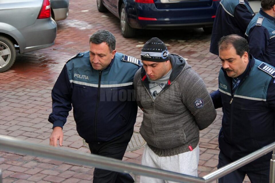 Alexandru Huțuleac, în timp ce era dus în fața magistraților de la Tribunalul Suceava, cu propunere de arestare preventivă