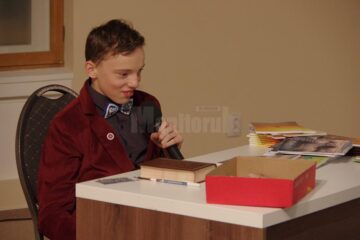 Sebi Crăciun, înconjurat de zeci de prieteni la lansarea celui de-al cincilea volum de poezii, „DEmers”