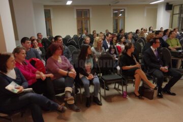 Sebi Crăciun, înconjurat de zeci de prieteni la lansarea celui de-al cincilea volum de poezii, „DEmers”