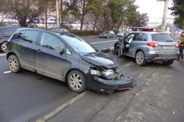 În urma intrării pe contrasens și a impactului violent, cele două autoturisme au fost avariate