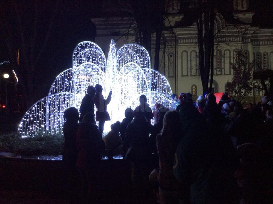 Moș Nicolae a dăruit ciocolate în parcul central din Rădăuți