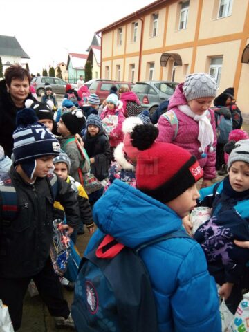 Elevii Școlii Postliceale Sanitare - Suceava au adus bucuria în sufletele a peste 100 de copii, de Sf. Nicolae