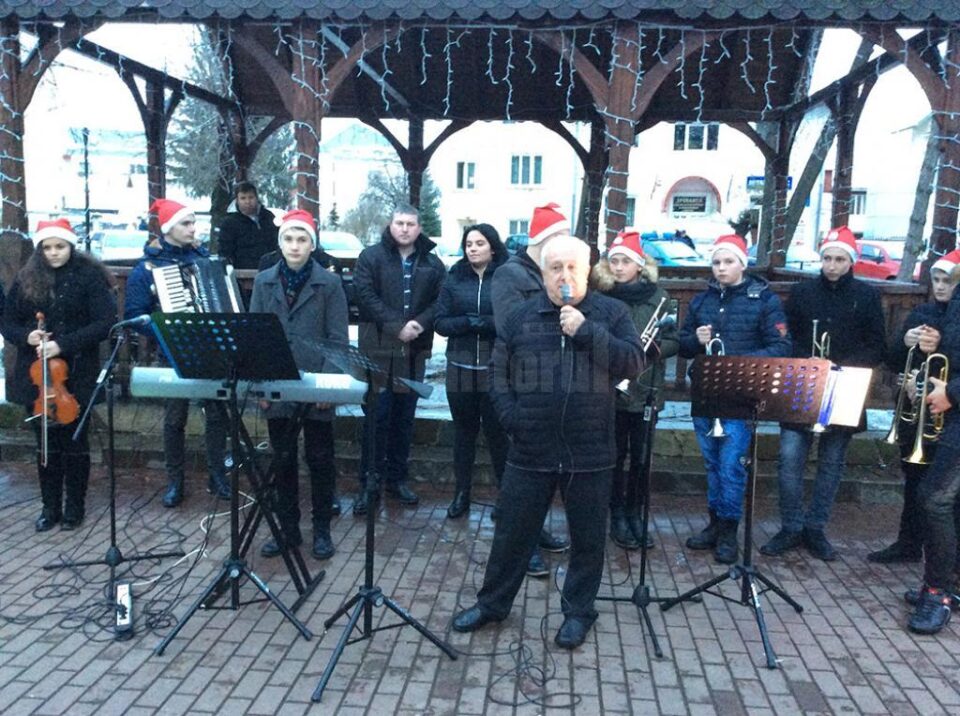 Moș Nicolae a dăruit ciocolate în parcul central din Rădăuți