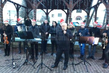 Moș Nicolae a dăruit ciocolate în parcul central din Rădăuți