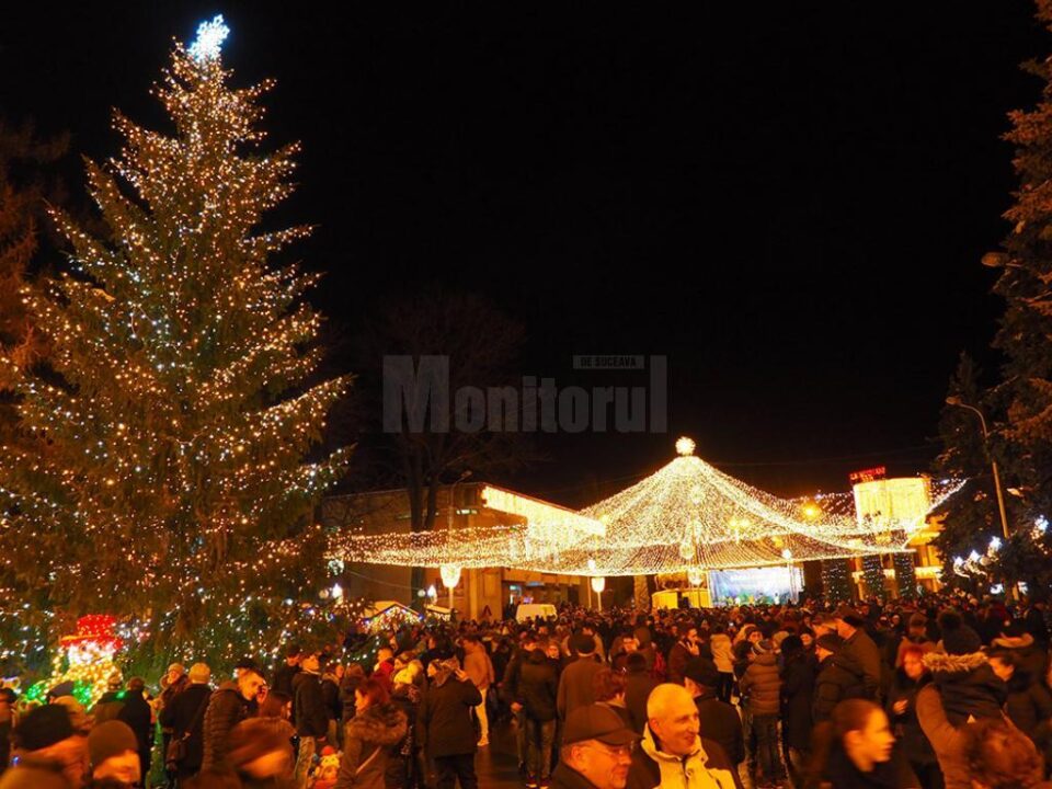 Centrul municipiului Câmpulung Moldovenesc a fost plin de persoane la aprinderea luminilor de sărbătoare Centrul municipiului Câmpulung Moldovenesc a fost plin de persoane la aprinderea luminilor de sărbătoare