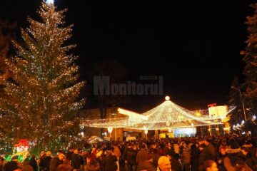 Centrul municipiului Câmpulung Moldovenesc a fost plin de persoane la aprinderea luminilor de sărbătoare