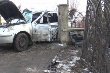 Mașina s-a lovit violent cu partea lateral stanga, astfel ca femeia de la volan a rămas încarcerată