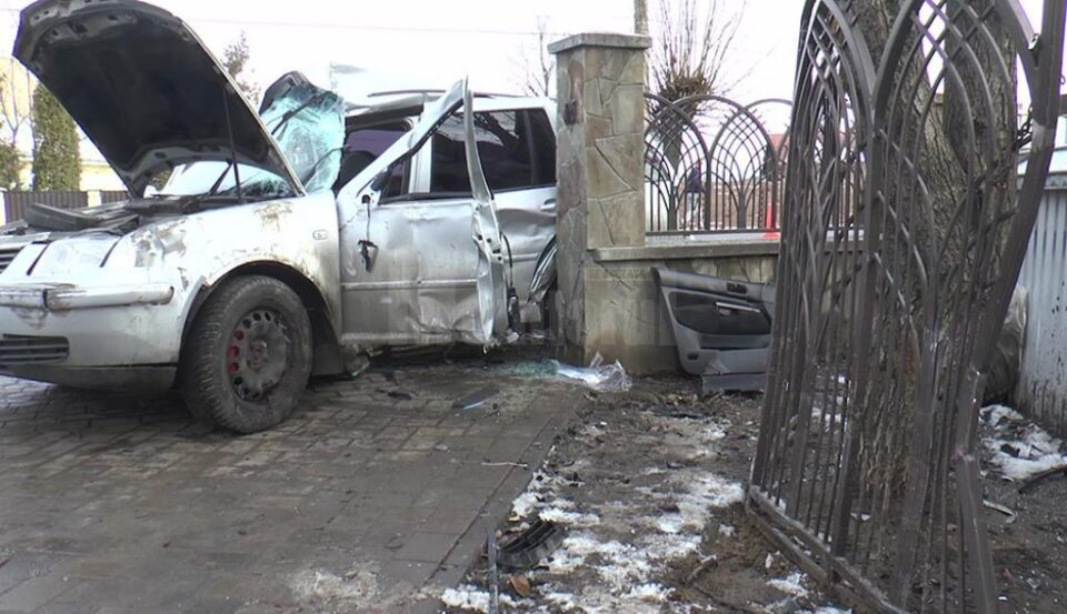 Mașina s-a lovit violent cu partea lateral stanga, astfel ca femeia de la volan a rămas încarcerată