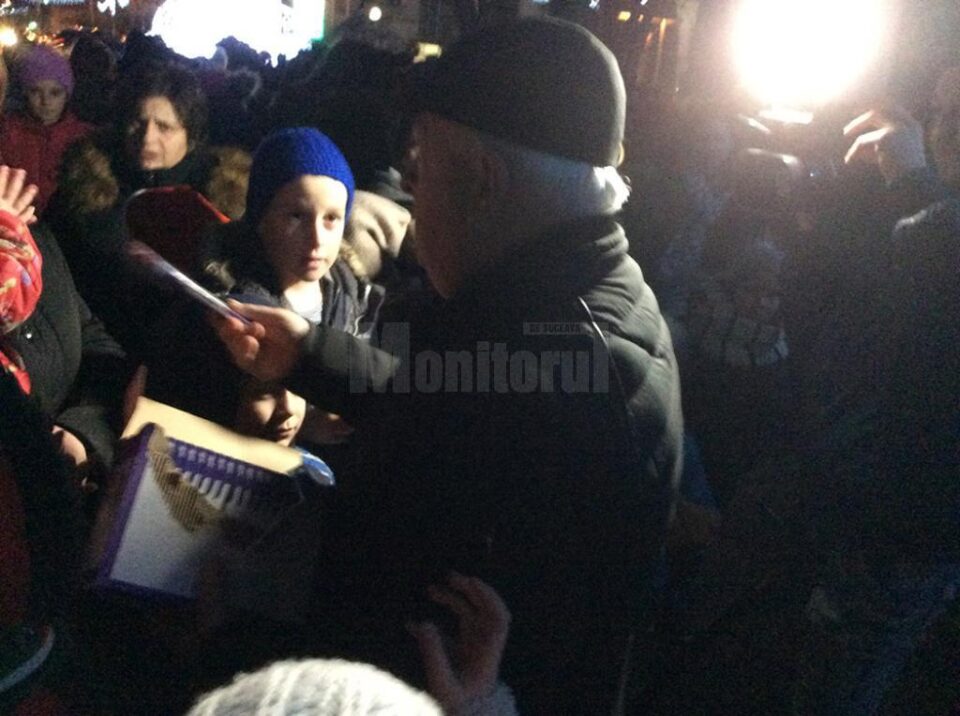 Moș Nicolae a dăruit ciocolate în parcul central din Rădăuți