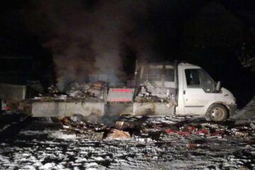 Țigări de contrabandă și o autoutilitară, incendiate la Frătăuții Noi