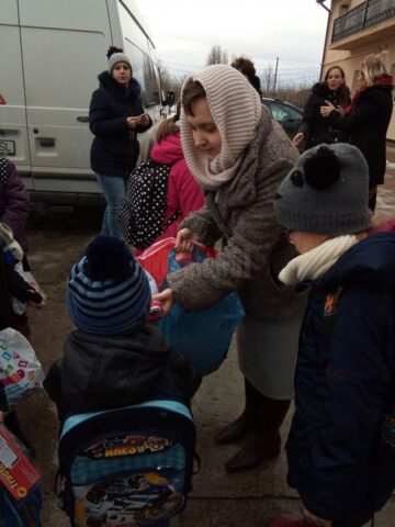 Elevii Școlii Postliceale Sanitare - Suceava au adus bucuria în sufletele a peste 100 de copii, de Sf. Nicolae