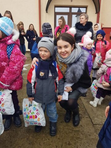 Elevii Școlii Postliceale Sanitare - Suceava au adus bucuria în sufletele a peste 100 de copii, de Sf. Nicolae