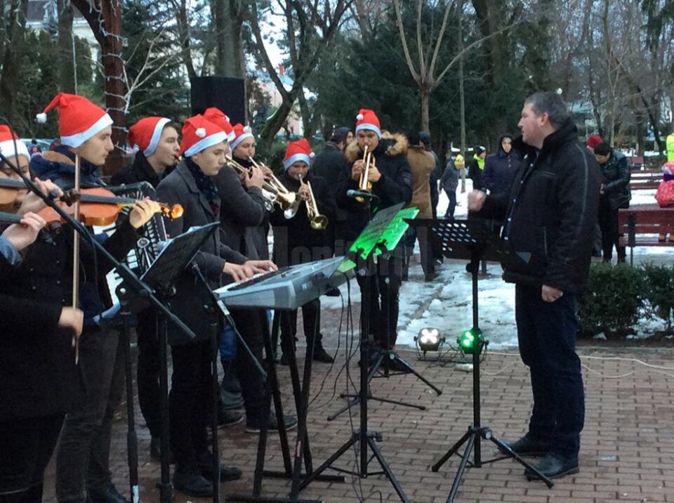 Moș Nicolae a dăruit ciocolate în parcul central din Rădăuți