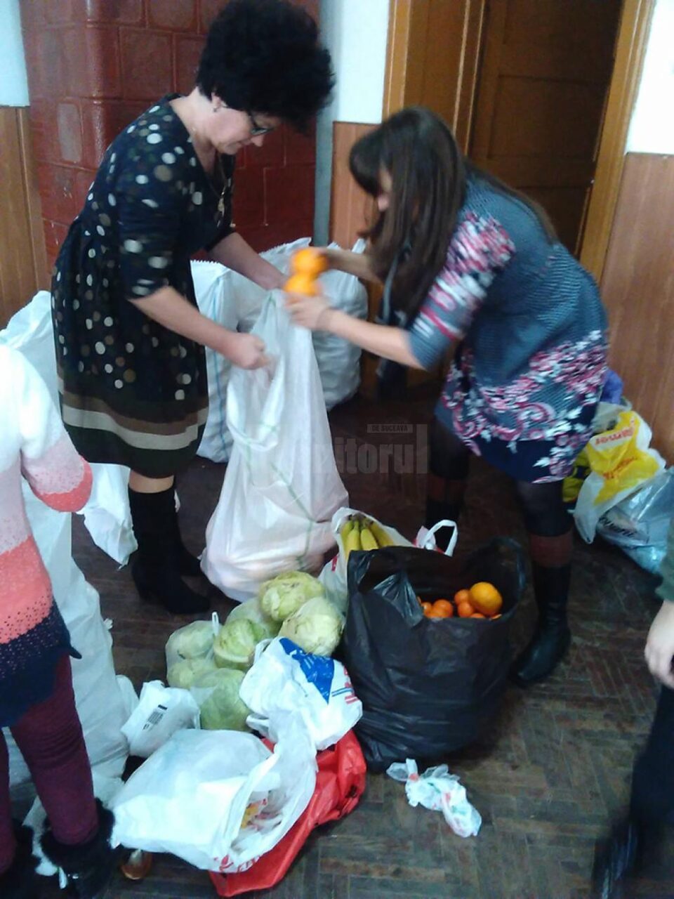 Cei de la Școala Gimnazială "Iorgu G. Toma" Vama le-au adus cadouri