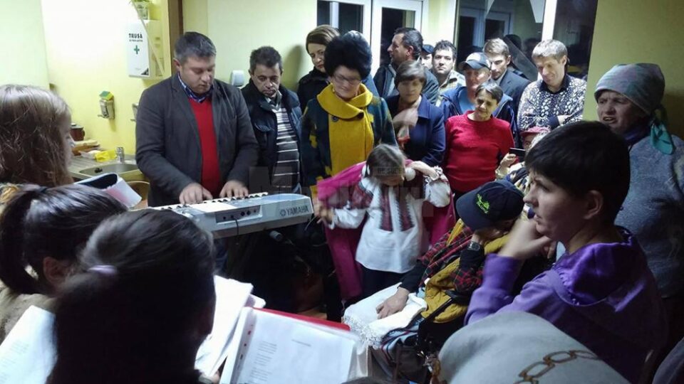 Cei de la Școala Gimnazială "Iorgu G. Toma" Vama le-au adus cadouri