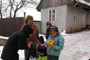 Mai multe familii nevoiașe din comuna Ilișești au primit pachete cu produse alimentare
