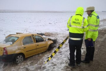 Autoturismul s-a lovit violent de un cap de pod