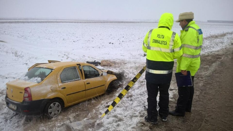Autoturismul s-a lovit violent de un cap de pod