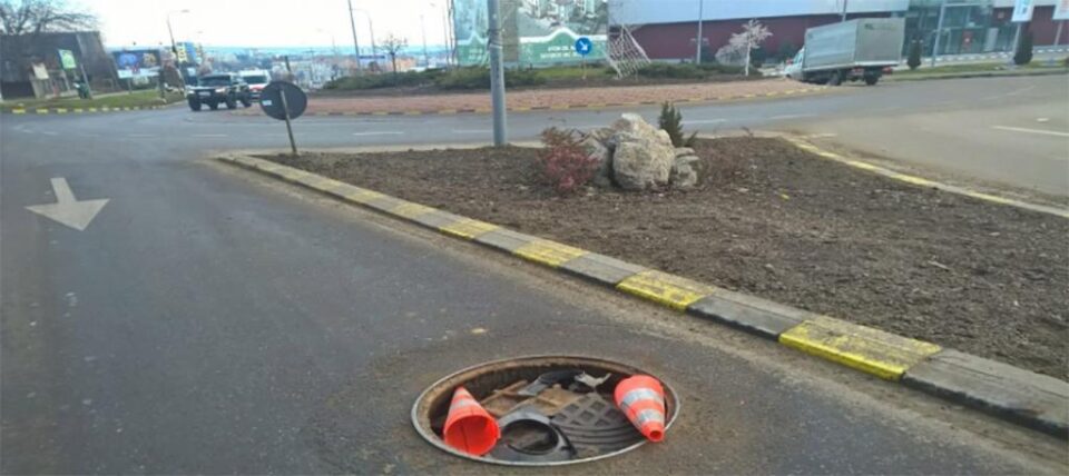 Groapă în asfalt Groapă în asfalt